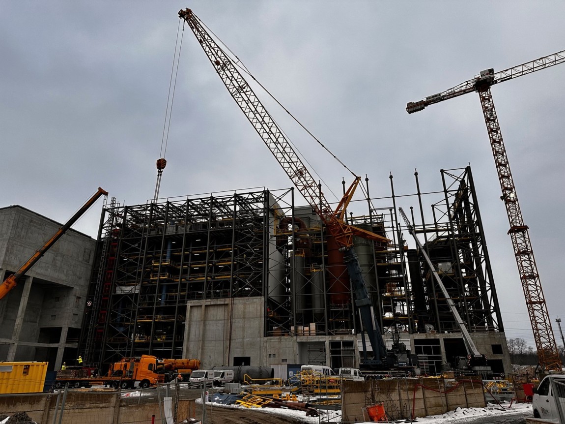 Do Komořan dorazí nový komín i jeřáb na odpad